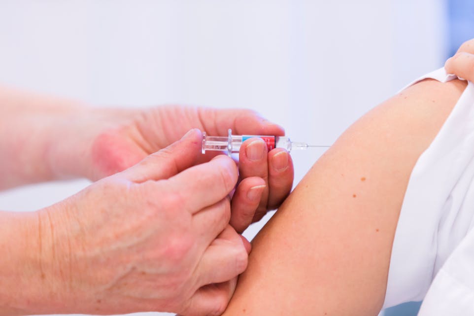 ACWY-vaksinen beskyttar mot dei meningokokkbakteriane som har vore mest vanleg blant norsk ungdom dei siste åra. Han beskyttar derimot ikkje mot meningokokkbakterien som er mest utbreidd utanfor Norden.