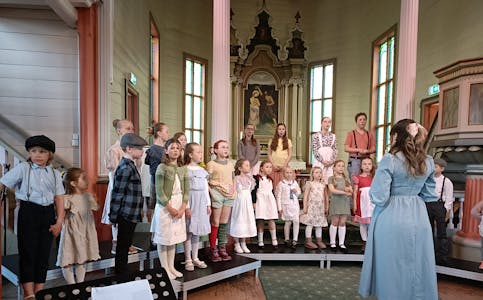 Sveio barnekor under framføringa av musikalkonserten i Sveio kyrkje.
