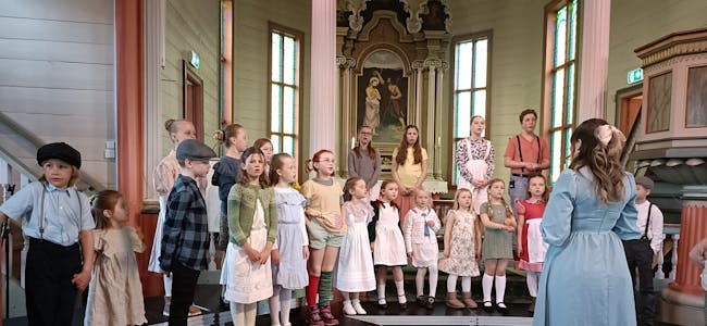 Sveio barnekor under framføringa av musikalkonserten i Sveio kyrkje.