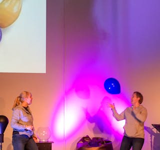 Scene frå førestillinga søstrene Trætteberg hadde i Sveio i 2017. 
