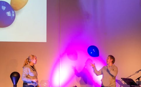 Scene frå førestillinga søstrene Trætteberg hadde i Sveio i 2017. 