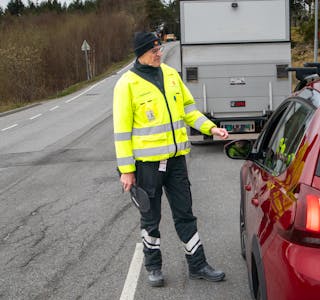 Kontrolleiar Sigbjørn Eltervåg i Statens vegvesen sjekkar ein personbil ved Fjellstad.