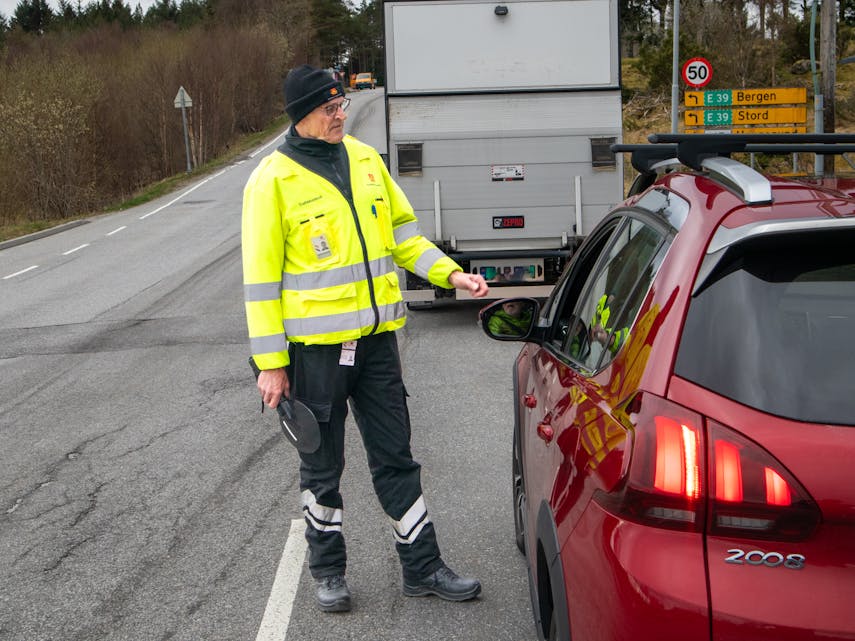 Kontrolleiar Sigbjørn Eltervåg i Statens vegvesen sjekkar ein personbil ved Fjellstad.