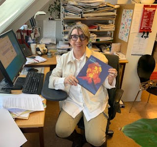 Redaktør Nana Rise-Lynum viser fram Norsk Barneblads temanummer om vulkanar. 