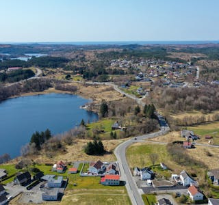 Søre del av Sveio sentrum med Vigdarvatnet og Fjellstad.