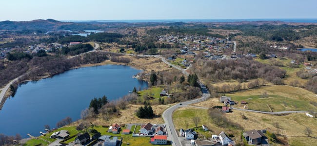 Søre del av Sveio sentrum med Vigdarvatnet og Fjellstad.