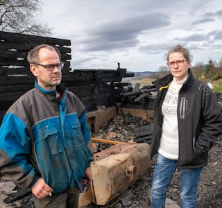 Helge Huseby og Arnlaug Utne Huseby er begge sterkt preg av brannen som har lagt heimen deira i oske og ruinar.
