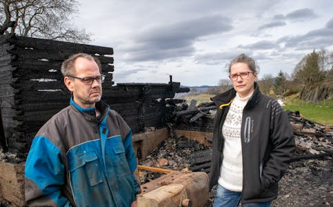 Helge Huseby og Arnlaug Utne Huseby er begge sterkt preg av brannen som har lagt heimen deira i oske og ruinar.
