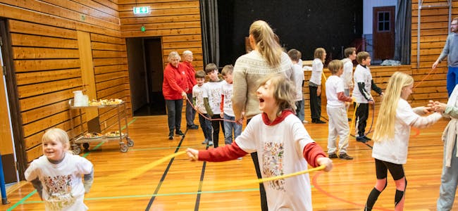 Annika Mølner Stokkenes og Brage Valen i framgrunnen og mange andre elevar er ivrig opptatt av å hoppa tau.