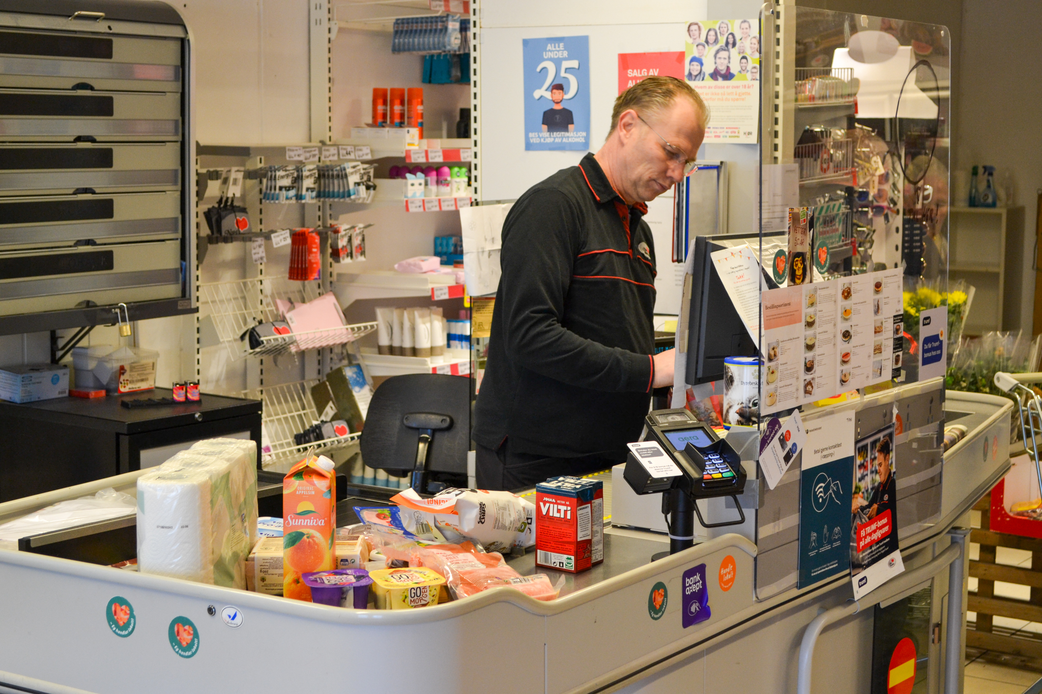 Per Magnus Grøsvik i sving på sin siste arbeidsdag i Valevåg.
