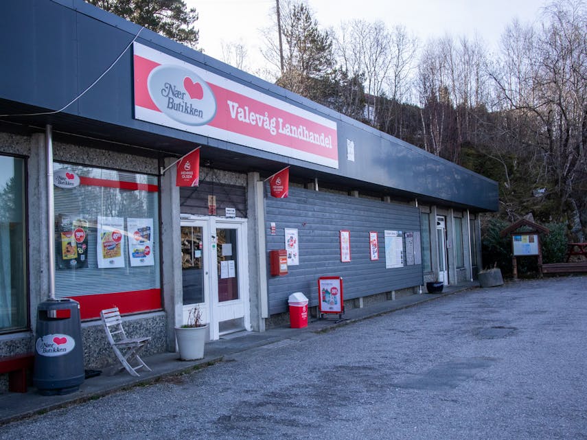 Laurdag blir konkurssal til halv pris, open kafé og live musikk ved butikken i Valevåg.