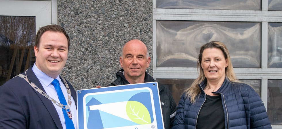 Ordførar André Mundal Haukås overrekte miljøfyrtårn-diplomet til Arild Frøvik og Jane Landa i Frøvik Elektro AS.