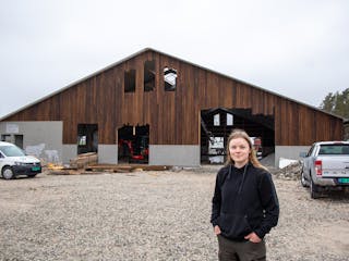 Nybygget reiser seg. Maria Nesse (25) byggjer lausdriftsfjøs til åtte millionar med plass til 40 dyr.