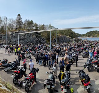 Meir enn 600 motorsyklar samla seg på ferjekaien i Valevåg. Eit rekordstort oppmøte.