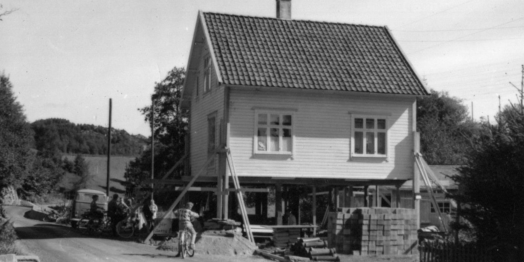 I dette huset i Vågedalen har det vore butikk i nesten 50 år, frå 1919-1966. Den første krambua heldt til i den eine stova. Steffen Reiersen og Johan Skiftestad hadde oppdraget med å laga ny grunnmur på huset, det som i dag har adresse Vågedalen 44. Då jobben var gjort blei butikken flytta ned i kjellaren.