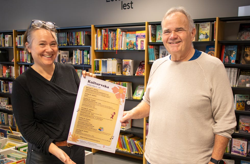 Biblioteksjef Kristine Thorkildsen Person og einingsleiar og musikkskulerektor Pål W. Jøsok viser fram programmet for kulturveka i Sveio.