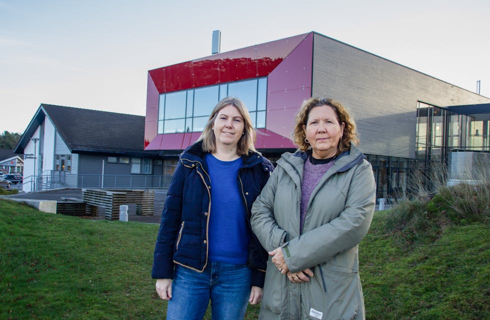 Sigrund Breistig (v.) og Bente Hovland Johannessen er spente på kva kommunestyret seier når dei folkevalde samlast i bygningen bak dei 16. desember. Foto: Einar Vestvik
