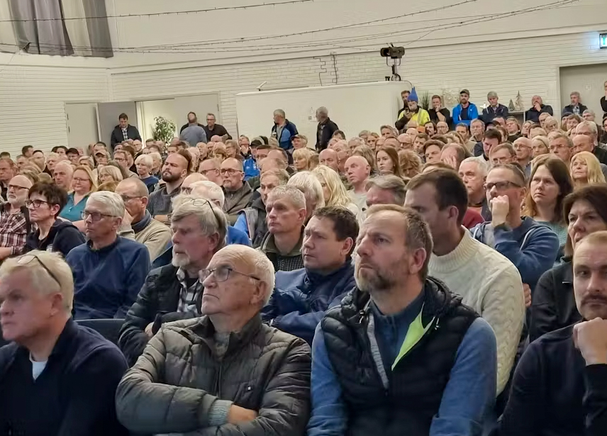 Over 200 personar tok turen til folkemøtet i Skjold Arena, også frå Sveio. Svein-Erik Larsen / Grannar