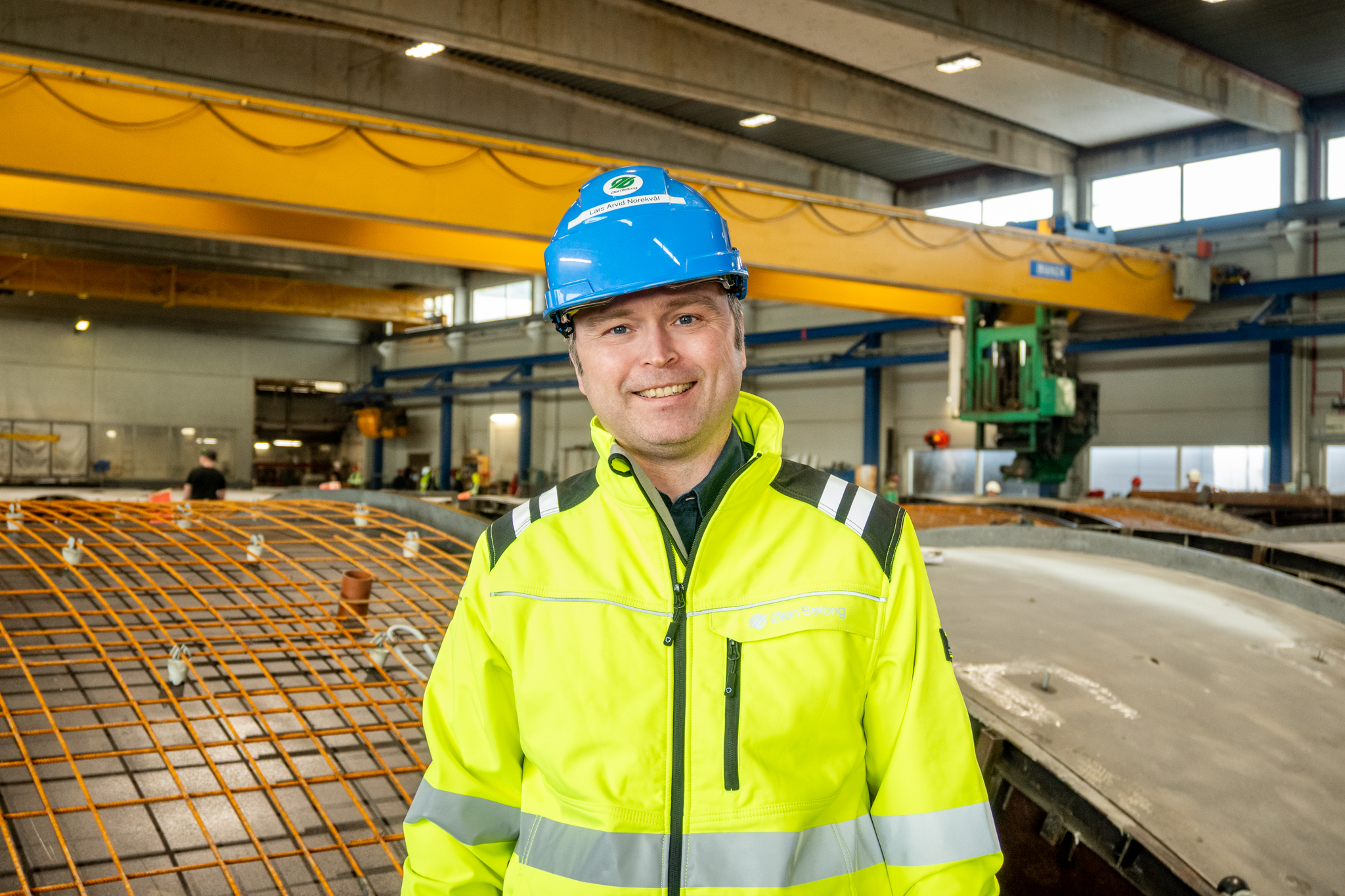 Dagleg leiar i Ølen Betong, Lars Arvid Norekvål, har grunn til å smila. Elementfabrikken i Mølstrevåg går så det susar og er sikra arbeid i alle fall dei neste 3-4 åra. Til Rogfast aleine skal det leverast totalt 66.000 samfedsleelement. Foto: Ellen Marie Hagevik