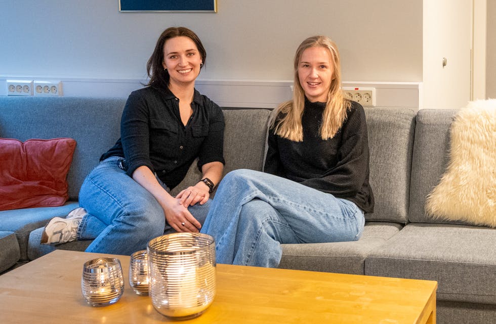 Avdelingsleder for psykisk helsetjeneste, Gry-Jeanett Stokka (t.v.) og rådgiver i NAV, Janna Hanstvedt, åpner dørene til de midlertidige lokalene i kjelleren på kommunehuset hver tirsdag klokken 12.30.
Foto: Morten Vågset Møller