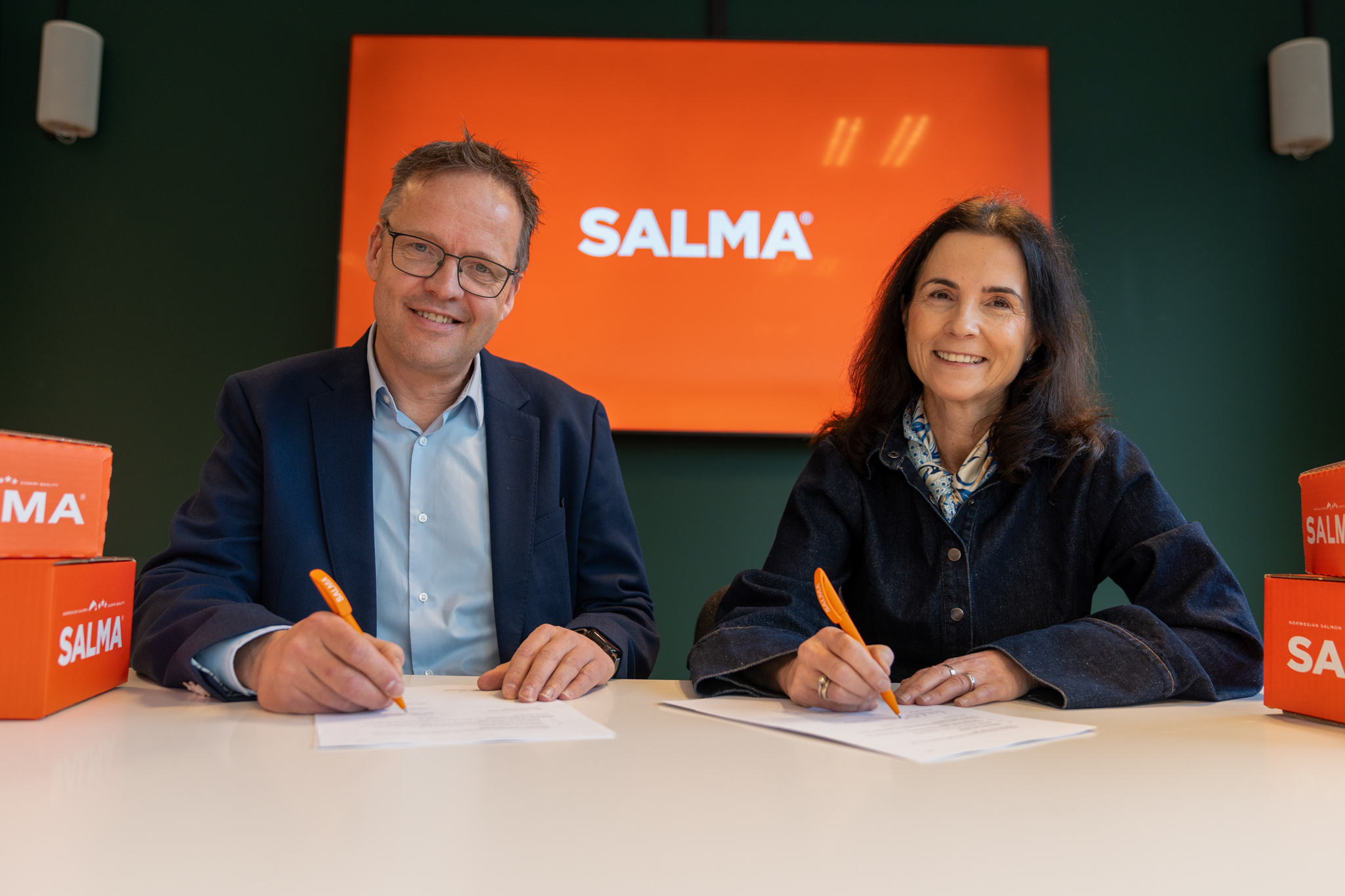 Administrerende direktør i Insula Sigvald Rist og konsernsjef i Bremnes Seashore, Linda Litlekalsøy Aase, er begge glad for at produksjonen av Salma-produktene vil fortsette. Foto: Peter Tubaas, Vestland Media