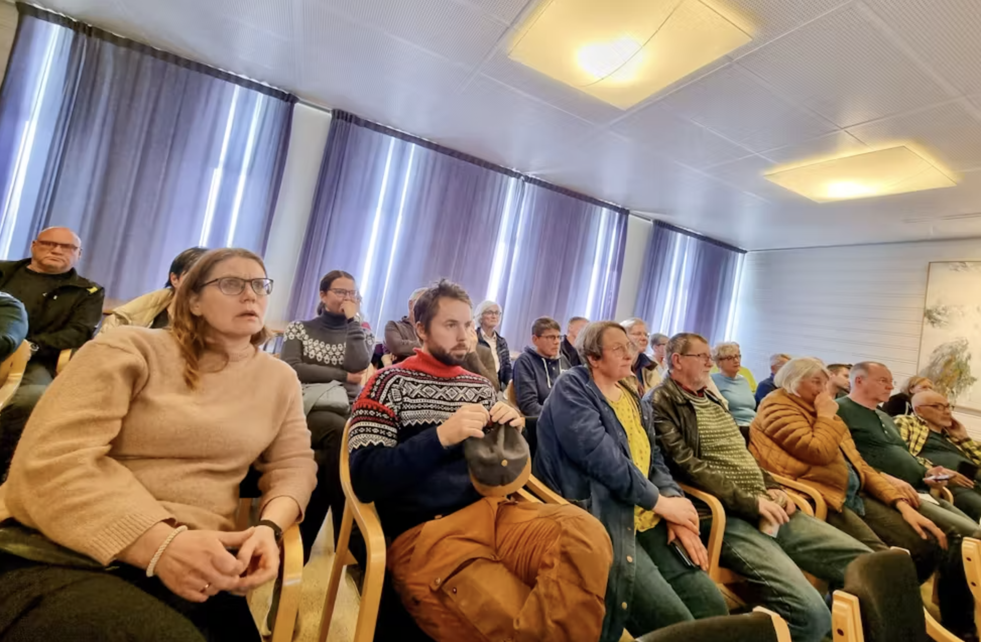 Liltlesalen i Vikebygd bygdahus var nesten full måndag kveld (14. april). FOTO: SVEIN-ERIK LARSEN/GRANNAR