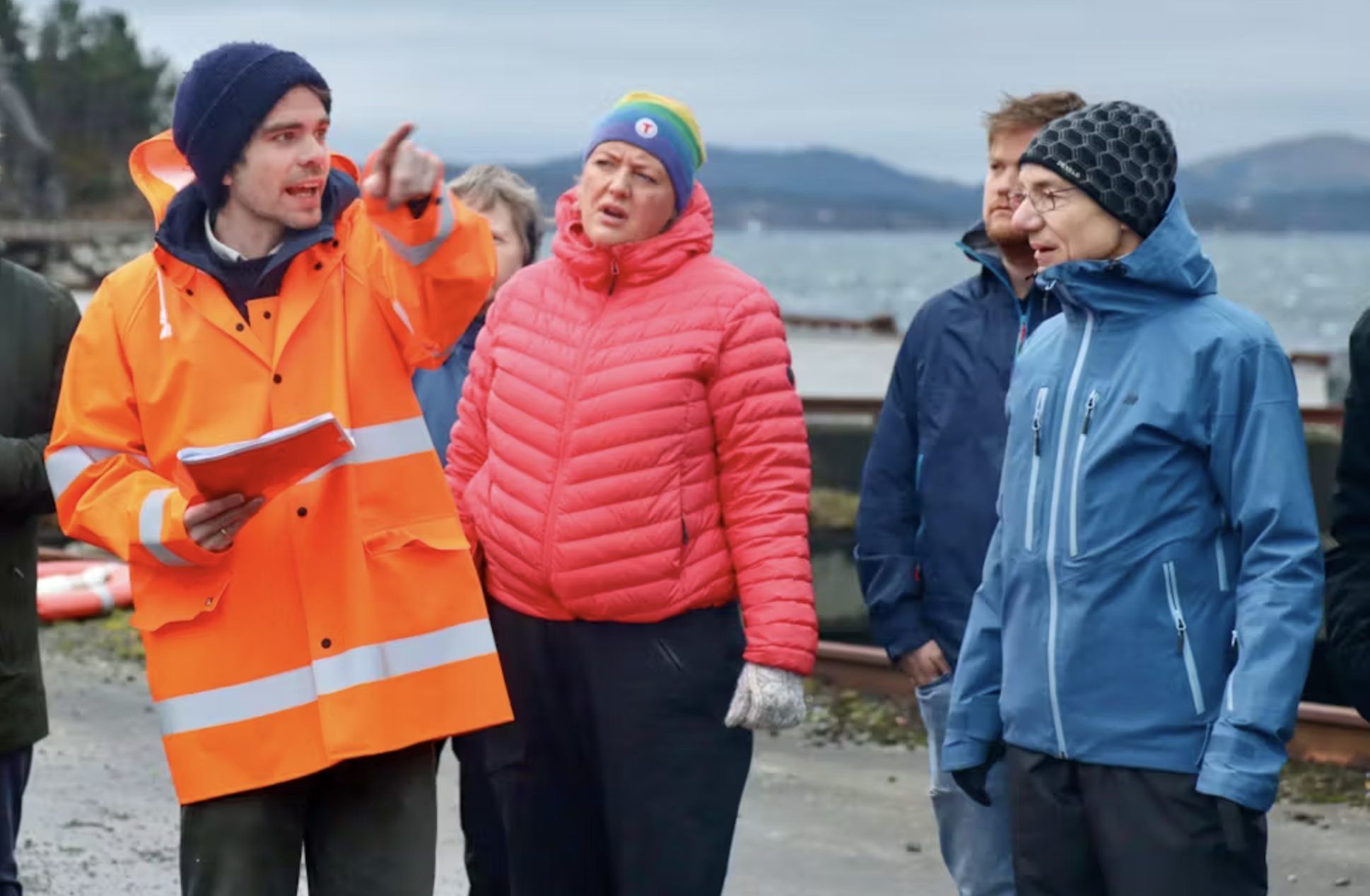 Einingsleiar Thomas Vestbø for areal og forvaltning viste korleis ting er lagt opp i planane på Dommersnes under ei synfaring i februar. Therese Nesheim (H, t.v.), Mats Årvik (Frp) og Peter Sonnenberg i Norunsult følgde med. FOTO: SVEIN-ERIK LARSEN/GRANNAR