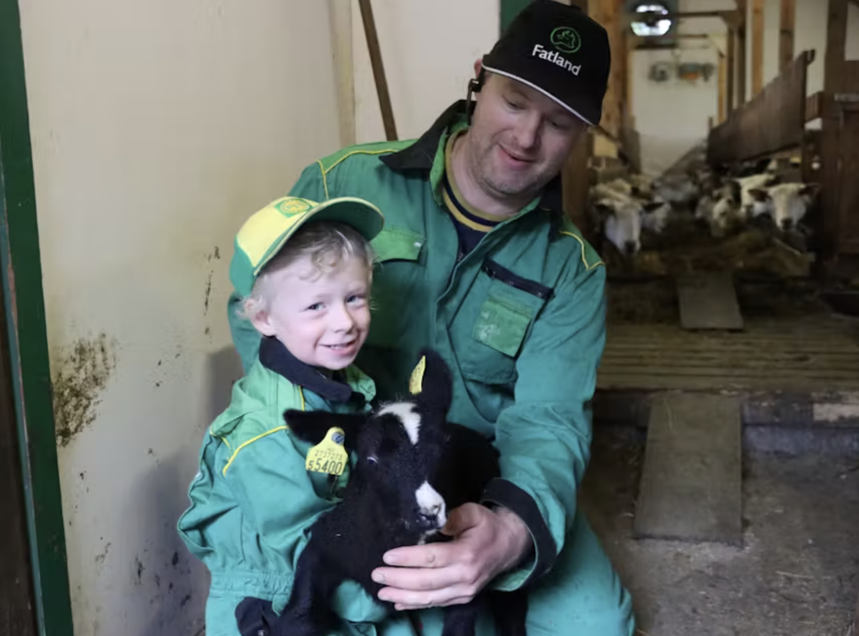 Gustav har sitt eige lam av rasen blæset. Her saman med pappa Lars Magne. Foto: Irene Mæland Haraldsen/Grannar