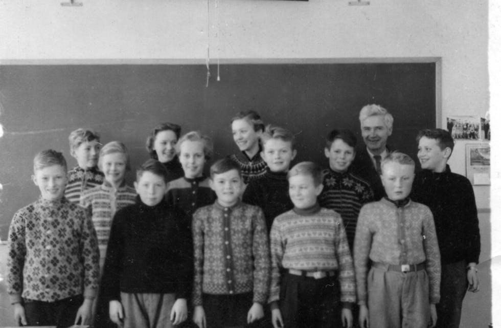 VIKSE-ELEVAR: 1. rekkje frå venstre: Magnar Vikse, Magne Kallevik, Torbjørn Våge, Helge Sveen og Birger Våge.
2. rekkje frå venstre: Odd Mehling, Eva Gjerde, Liv Ekrene, Aud Solveig Reiersen, Turid Miljeteig, Johannes Vikse, Hans Vikse,
Sigurd Hjellum (lærar), og Magne Våge. Bildet er utlånt av Birger Våge.