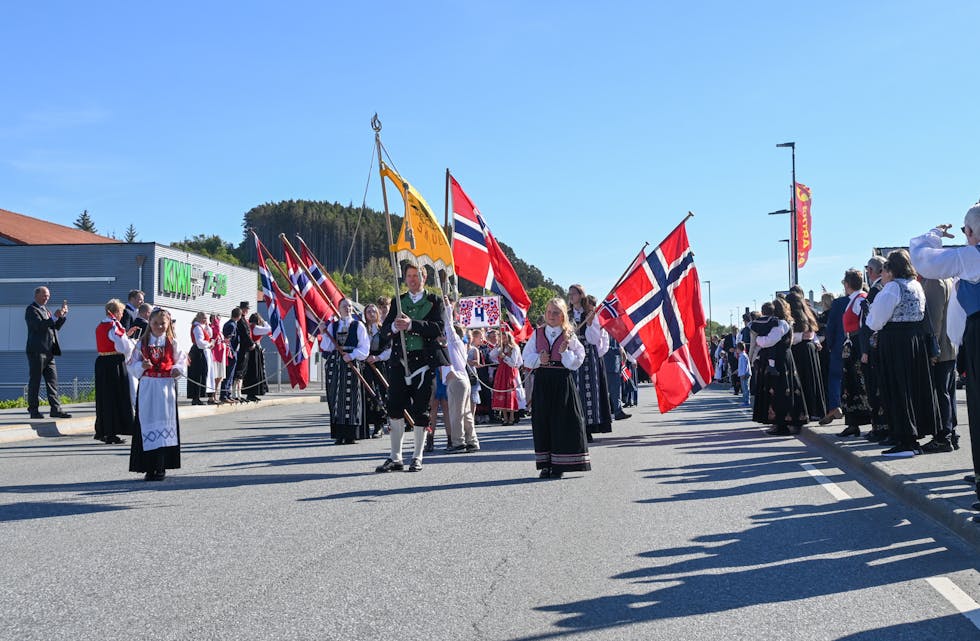 Solen strålte sammen med sveibuene på 17. mai. Foto: Morten Vågset Møller