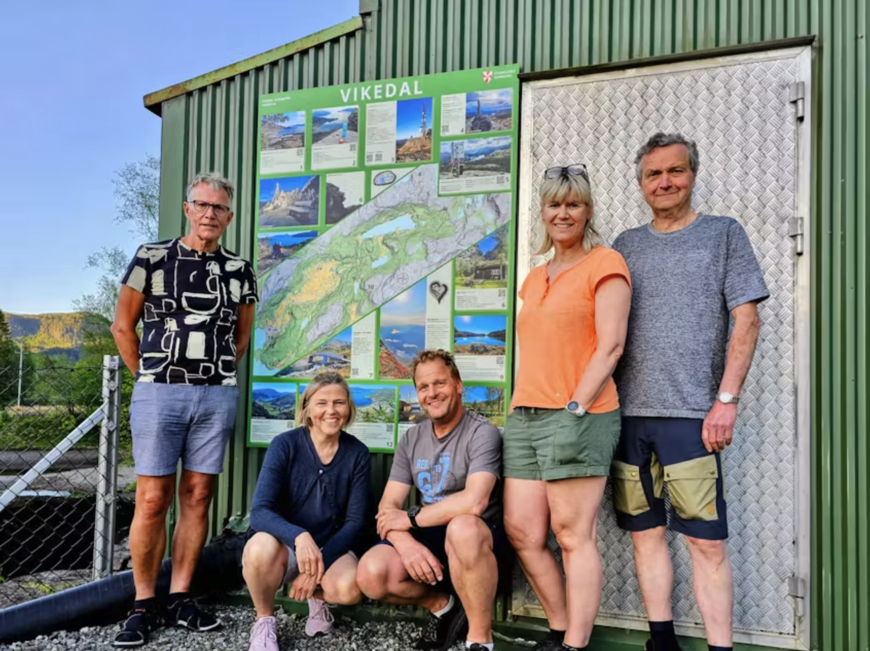 Kåre-Lars Tveit (f.v.), Grethe Solheim, Kjetil Austrheim, Jane Alvseike Austrheim og Geir Torkel Roalkvam ved ei av turtavlene. FOTO: PRIVAT