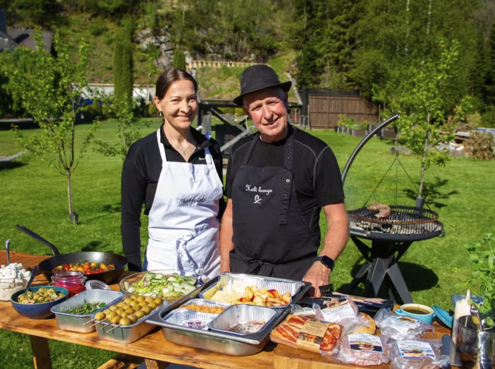 Jurga Folkedal og Roy Martin Øyjord brukar alltid mest tid på førebuingane når dei skal grilla, og minst tid på sjølve grillinga. Foto: Grethe Hopland Ravn / Grannar