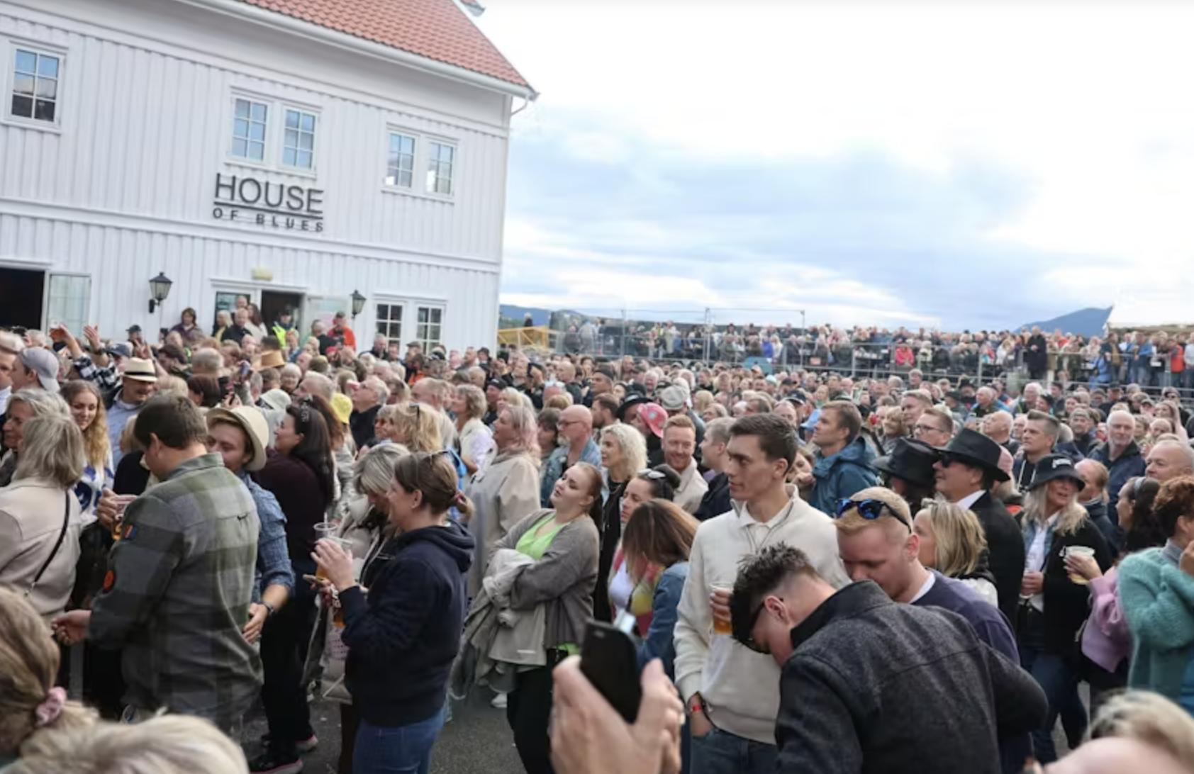 Folk strøymde til då Sivert Høyem skulle spela på Skånevik Bluesfestival i 2024, og etter kvart blei det ganske fullt. Arkivfoto: Renate Sævareid/Grannar