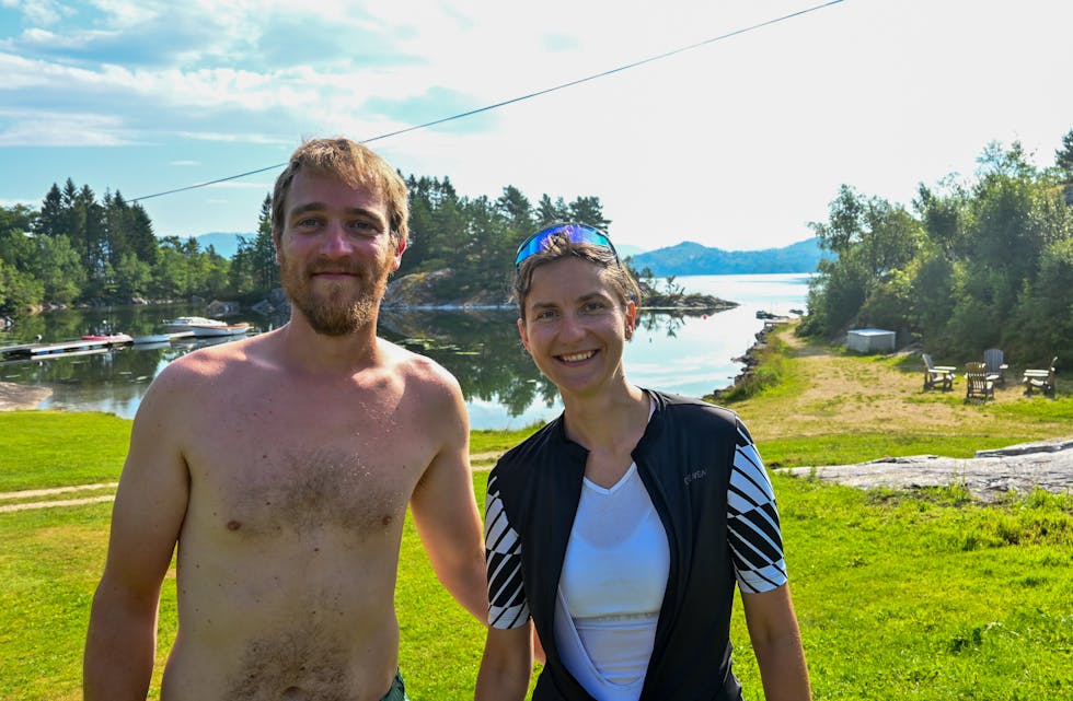 Florian Paech og Franziska Giller fra Dresden er begeistret for naturen ved Ålfjorden – dette er utsikten de våkner til hver morgen. Foto: Morten Vågset Møller