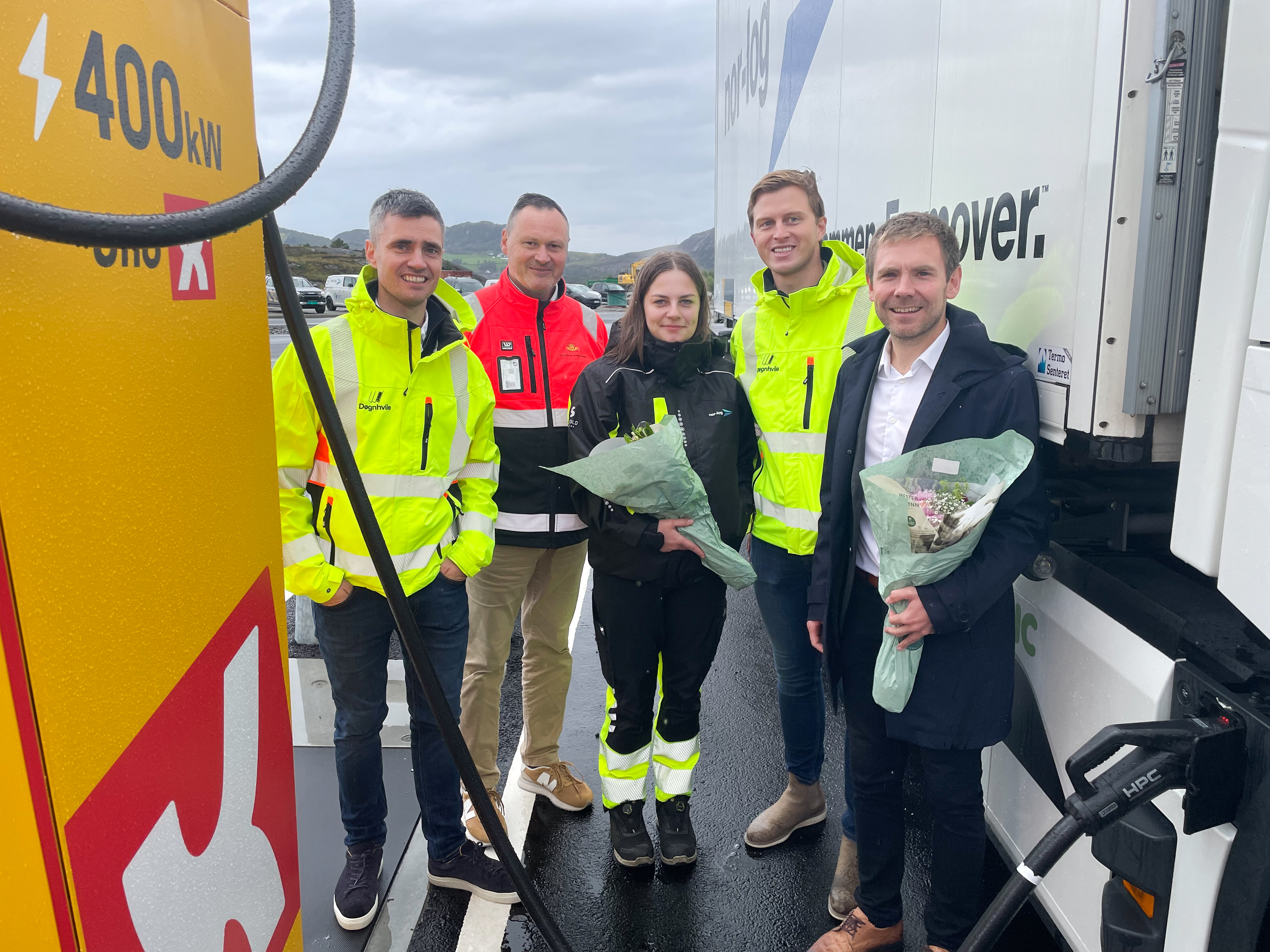 Døgnhvile AS – representert ved prosjektleiar Morten Våge Alfheim (t.v.) og styreleiar Sindre Wergeland (t.h), eigar og drivar den nye plassen. Dei markerte opninga saman med fungerande divisjonsdirektør Cato Løkken fra Statens vegvesen, sjåfør Carina Sandved og statssekretær Tom Kalsås. Foto:
Lars Olve Hesjedal / Statens vegvesen