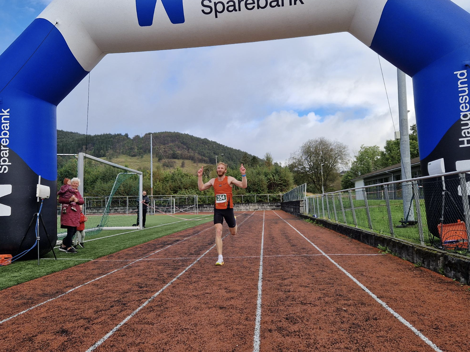 Sveibu Nils Haktor Bua gjekk først over målstreken.
Foto: Erling Øygard