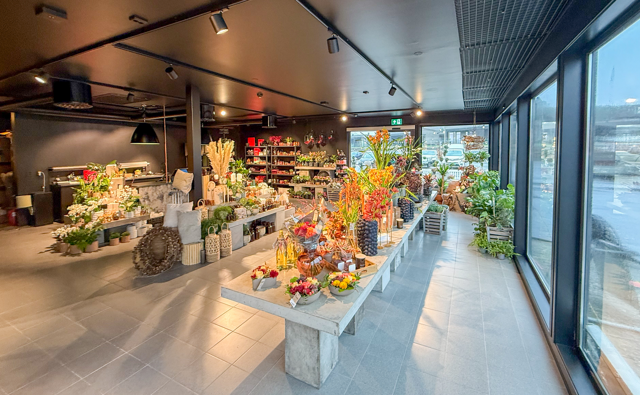 Butikken begynner å ta form, og både blomster og gaveartikler er på plass i de nye lokalene til Sveio Blomster og Gaver. Foto: Morten Vågset Møller