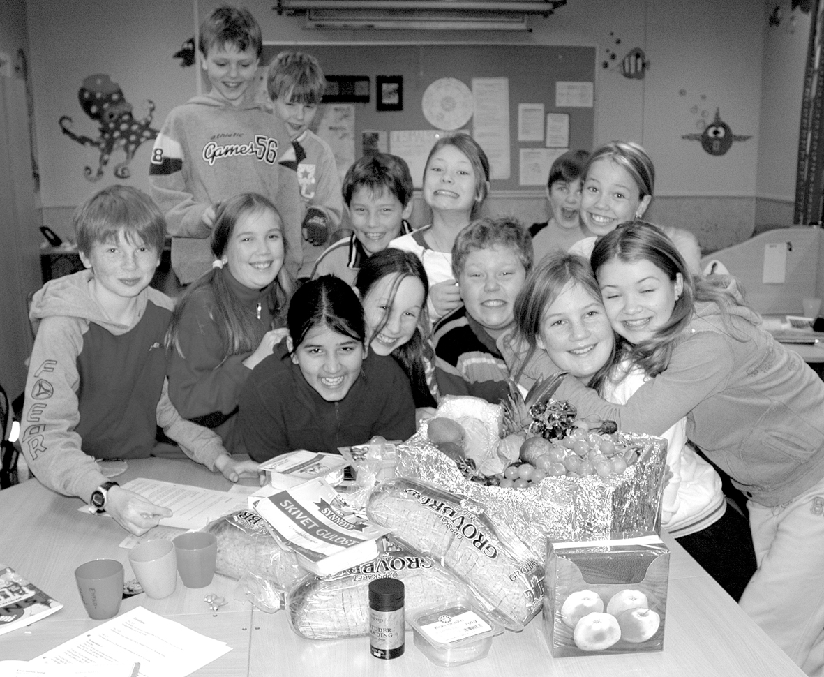 Makrell i tomat, skinke, leverpostei, ost og grovbrød - det likar dei i nistepakken, 6. og 7. klassingane på Valestrand skule. Framme frå venstre: Christoffer Lie Håvardsholm, Hilde Hetlesæter, Karoline Gramshaug Rajendram, Oda Eikeland Ramsdal, Roy Morgan Lilleskaret, Kristine Hetlesæter, Birte Kvamsøy. Sitjande bak frå venstre: Thorstein Kirkeleit, Sarah Louise Vihovde, Vegard Lie Håvardsholm, Maria Haugsgjerd. Ståande bak frå venstre: Trond Ove Kjellevold, Eivind Andre Åsbu.