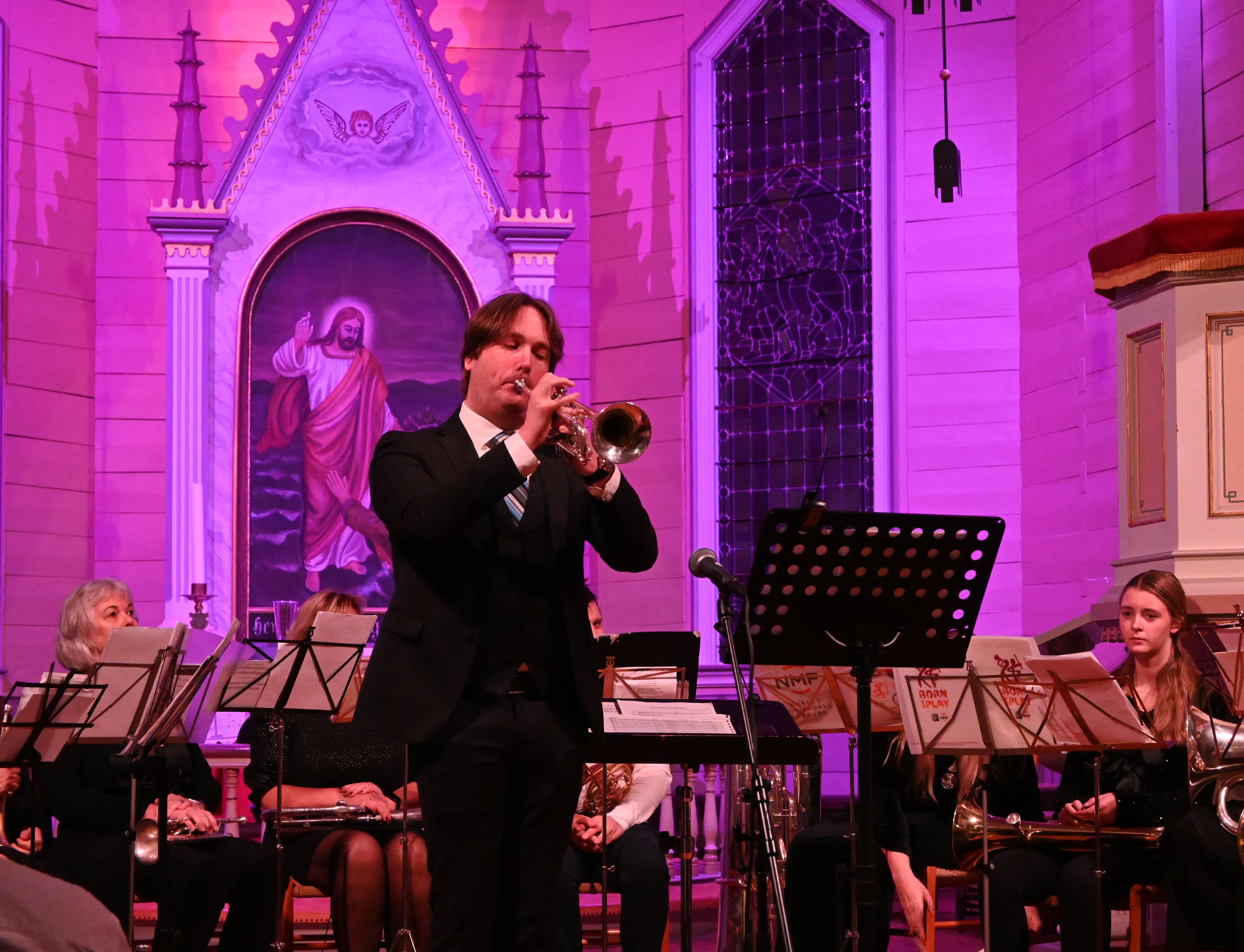 Preston James Kingsley opna konserten med stykket «Vita Lux». Kingsley er dirigent for Valestrand Mannskor. Han kjem frå California, er utdanna musikklærar, og underviser til dagleg i musikkfag og engelsk ved Stord vidaregåande skule. Foto: Sigrund Breistig