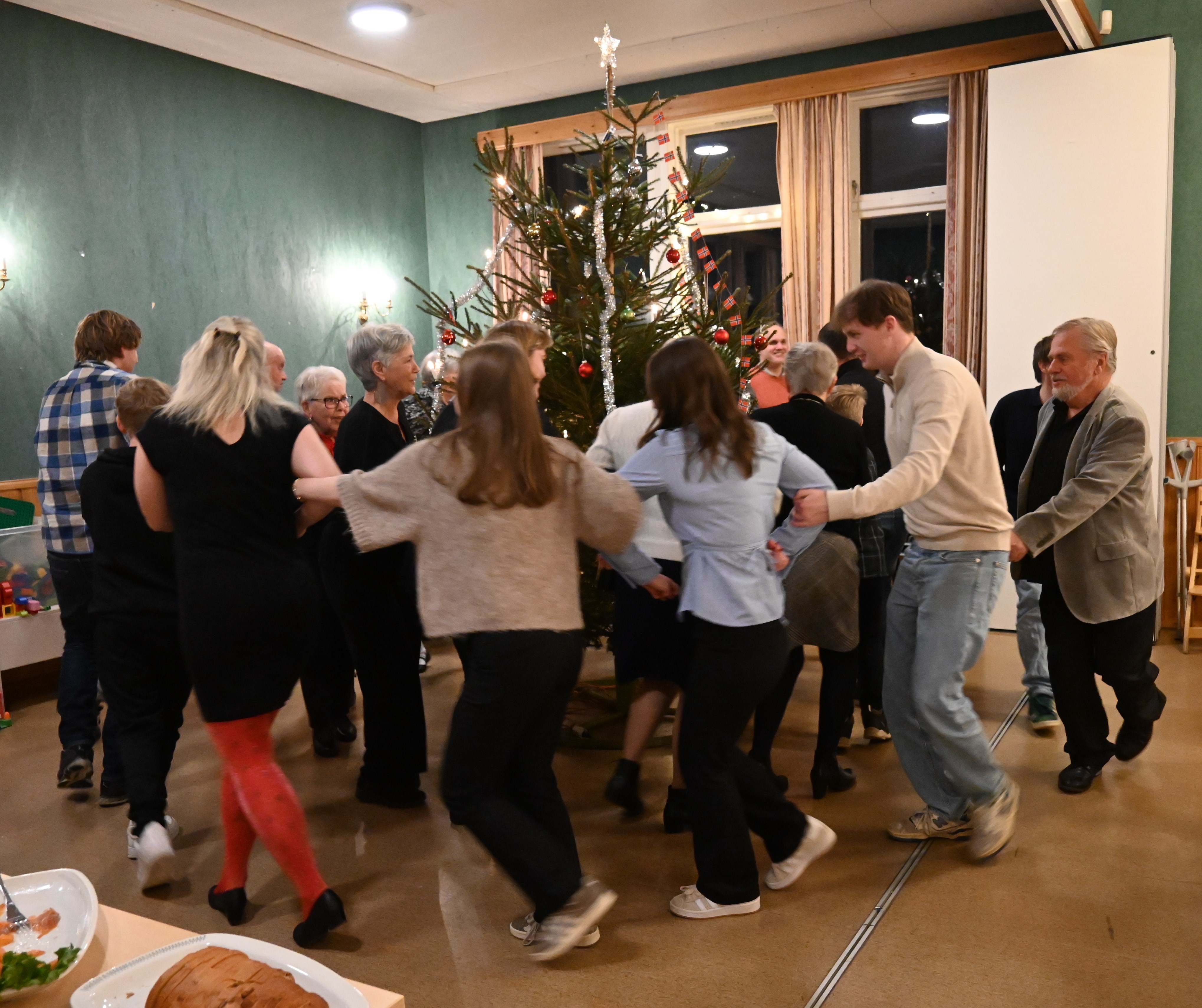 Mange vart med rundt juletreet, og farten auka i takt med melodiane. God trim ein søndagskveld. Foto: Elisabeth Hauge Bakke