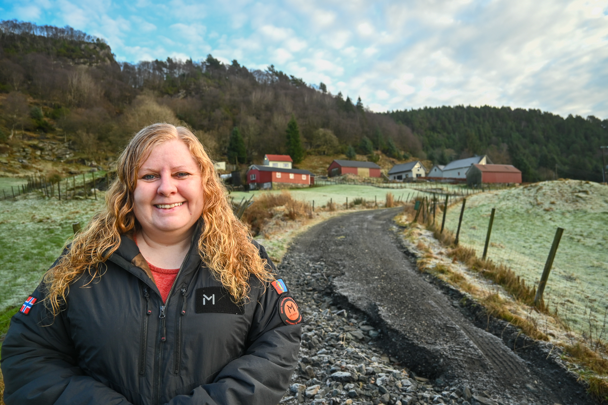Stine E. Thorsen reagerer på standarden på Emberlandsvegen og mener det trengs mer enn kortvarig lapping for å få en tryggere veg.
Foto: Morten Vågset Møller