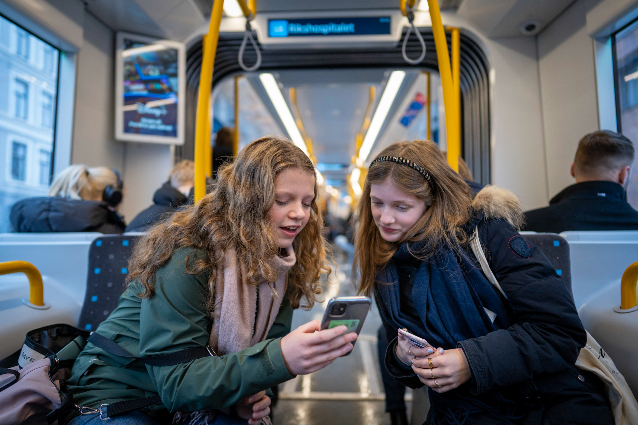 Skjermtid i sosiale medium er ikkje nødvendigvis problematisk, meiner forskarar. Medan å vere sosial og knytt til grupper kan vere teikn på sunn digital praksis, gir ikkje passiv skrolling nødvendigvis same effekt. Foto: Heiko Junge / NTB / NPK