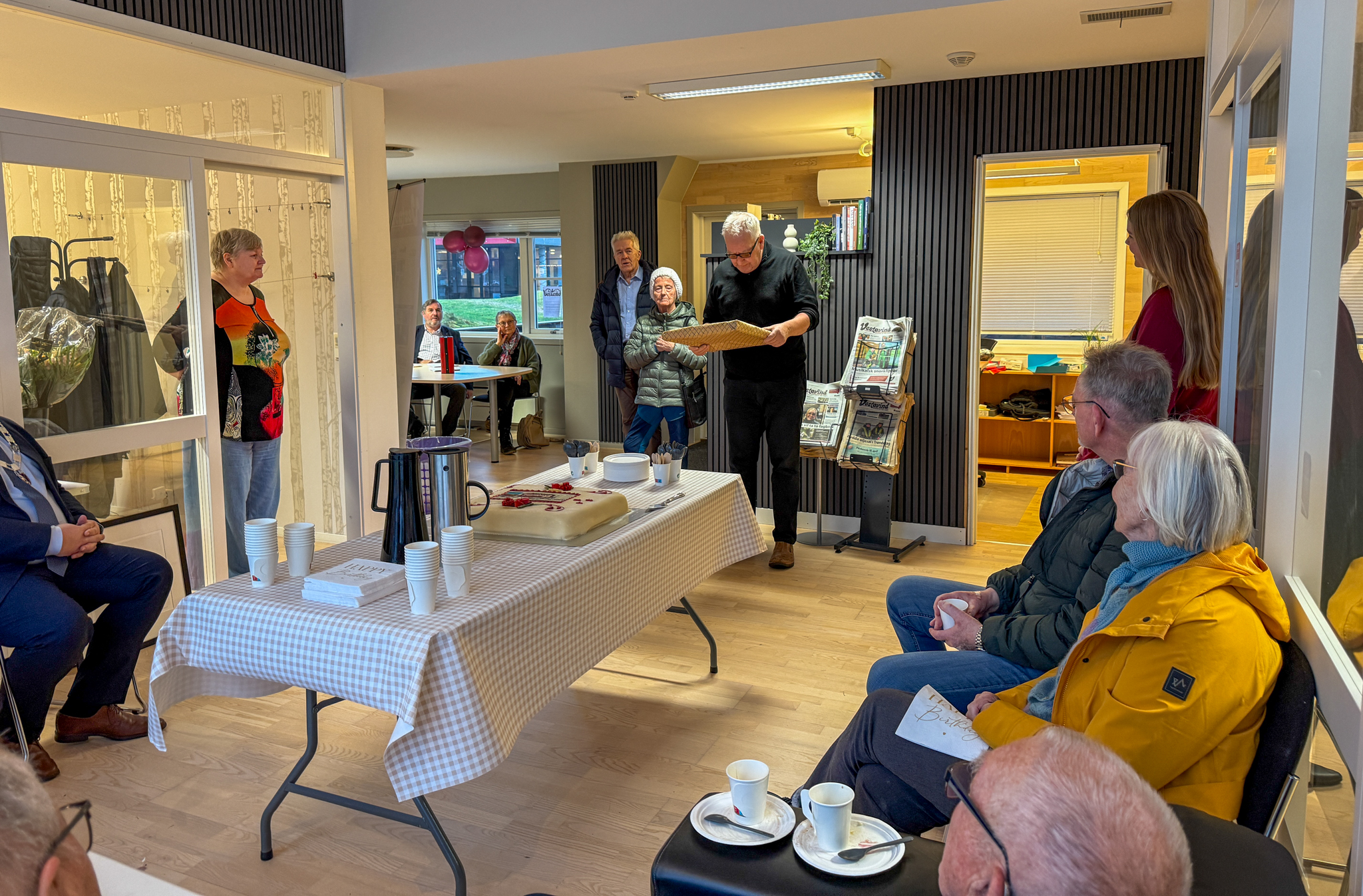 Alf Edvin Hovda stod bak ideen til Vestavind i 1986. Han hadde med seg eit kunstverk som gåve frå alle på Bua for å minna dagens tilsette på kor det starta. I talen uttrykte han at han set pris på arbeidet som er gjort for avisa gjennom åra. Han peika også på at ei av Vestavind sine viktigaste oppgåver er å bidra til samhald i Sveio kommune. Foto: Morten Vågset Møller