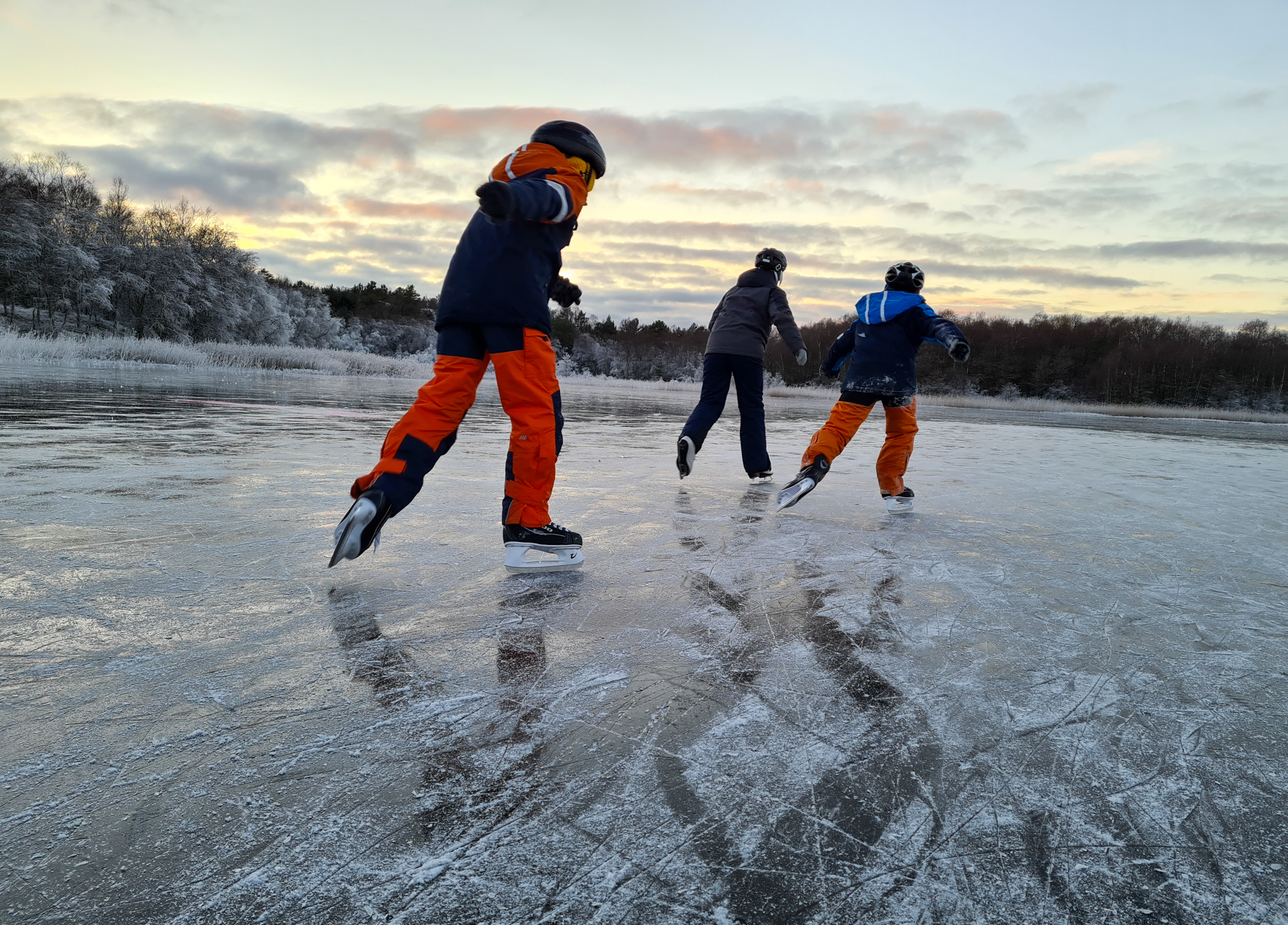 Det er en rekke ting du må vite før du gjør som denne trioen og tar dine første skøytetak på isen. Arkivfoto: Irene Flatnes Haldin