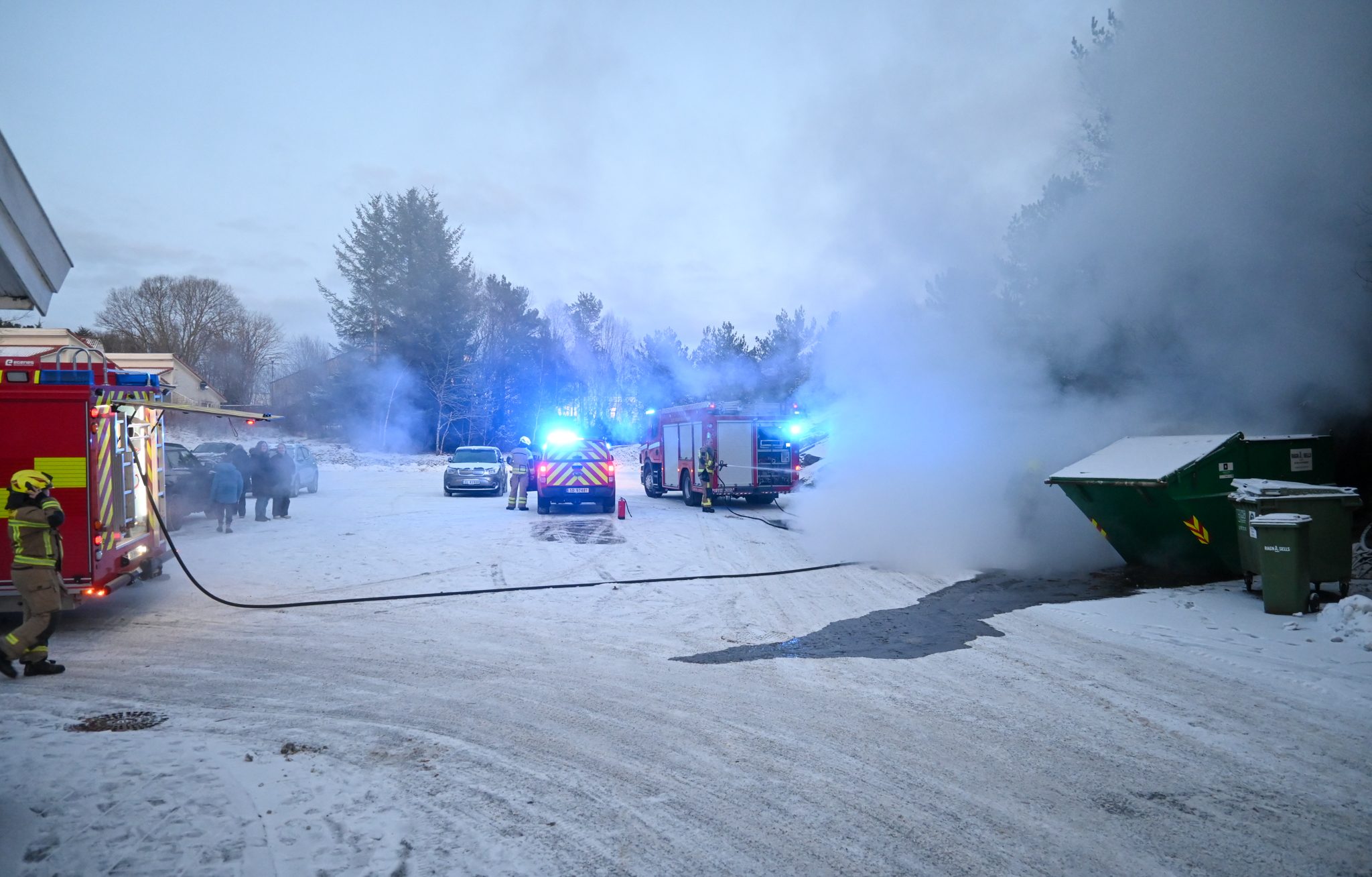 Det var fullt av røyk da Sveio brannvesen rykket ut tirsdag ettermiddag etter melding om brann i en container for brukte klær. Foto: Morten Vågset Møller
