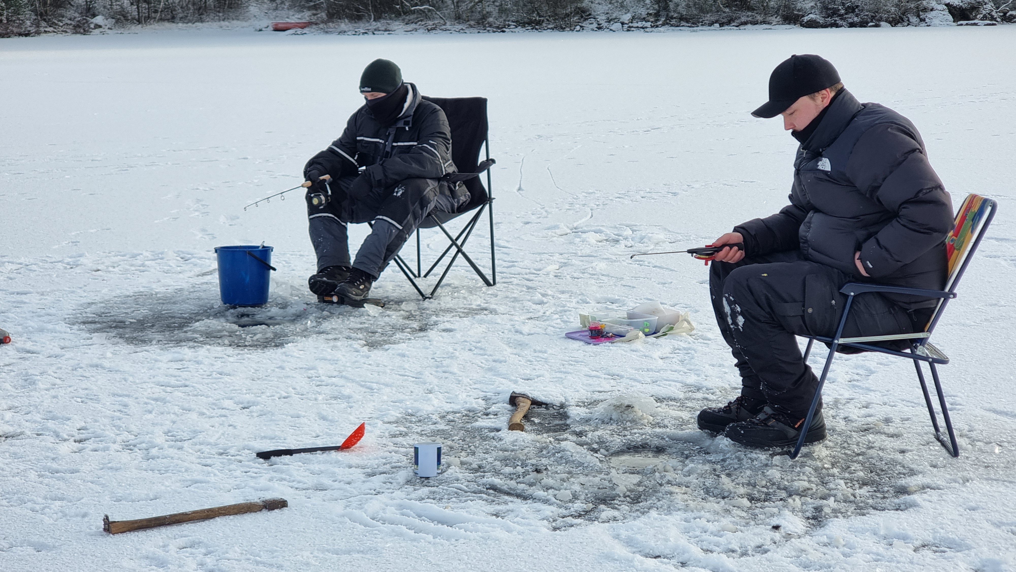 Isfiske er ein aktivitet for dei tålmodige. Som Kristian Aase (t.v.) og Håvard Emberland. Foto: Kjartan Moe Hustvedt