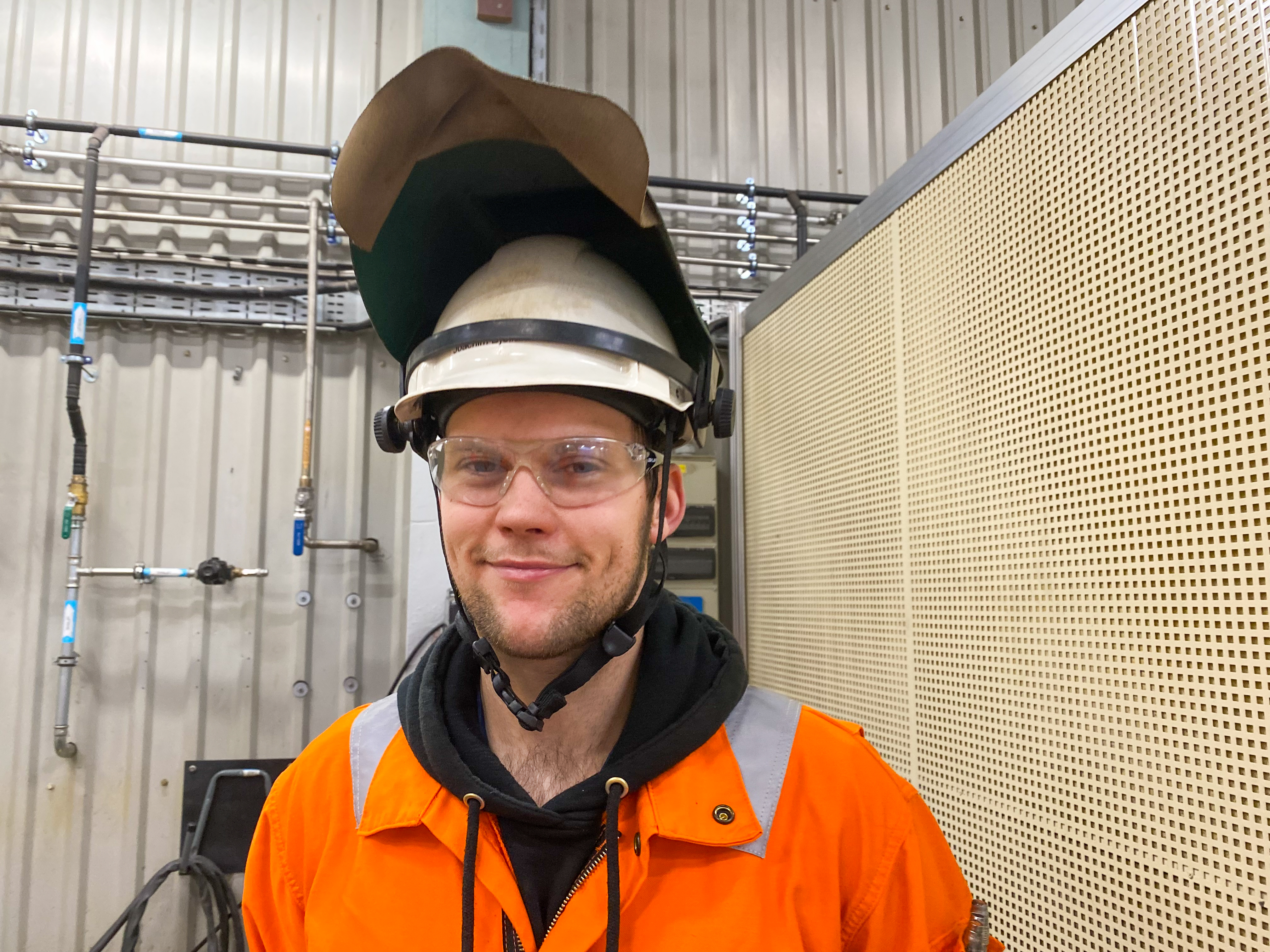 – I yrket som sveisar får du svært ulike utfordringar og oppgåver, seier Joachim Bjelland Birkeland. Foto: Thomas Førde