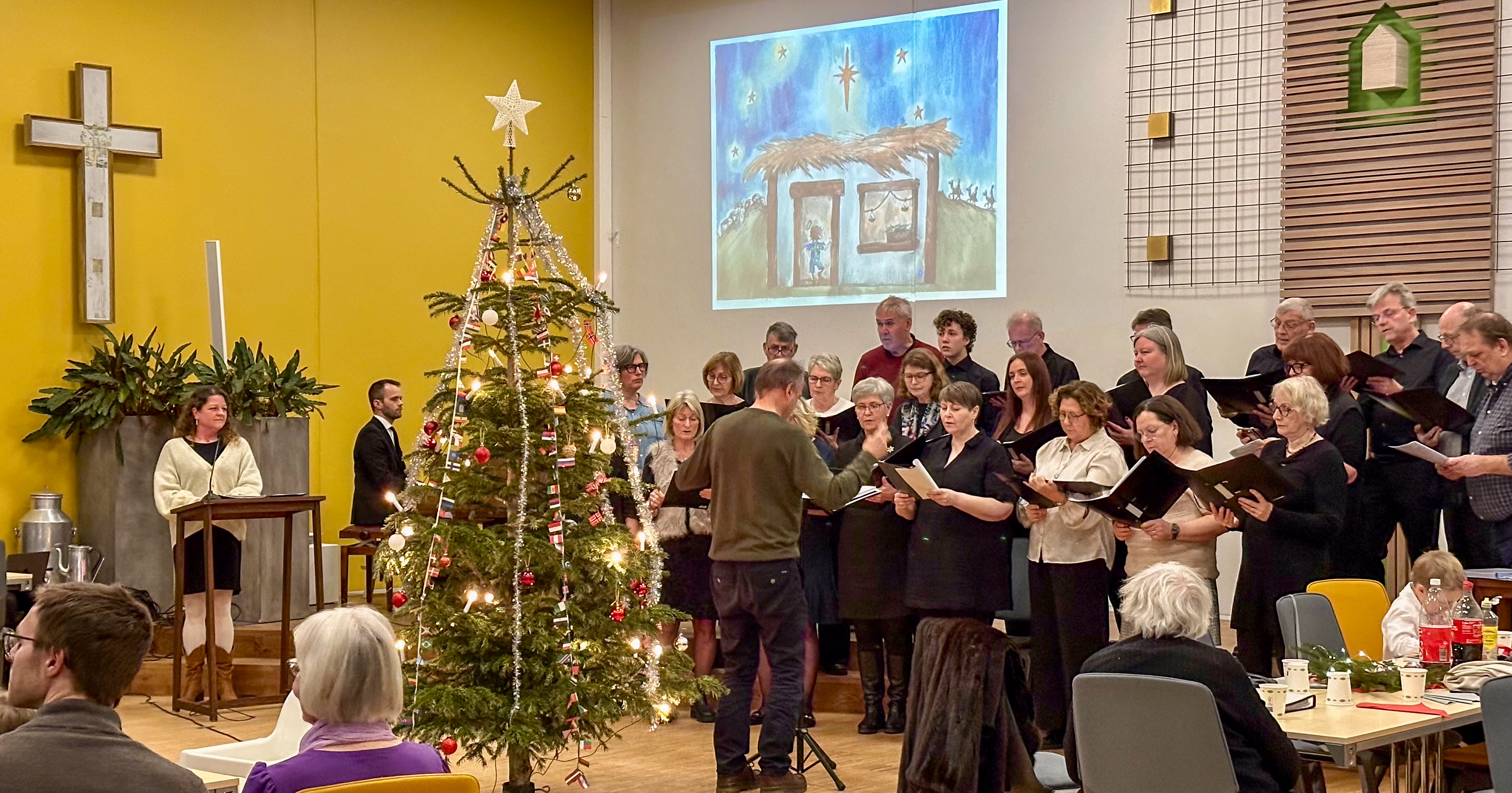 Koret Ad Libitum og Sissel Fjellsbø under framføringa av juleforteljinga hennar. Foto: Privat