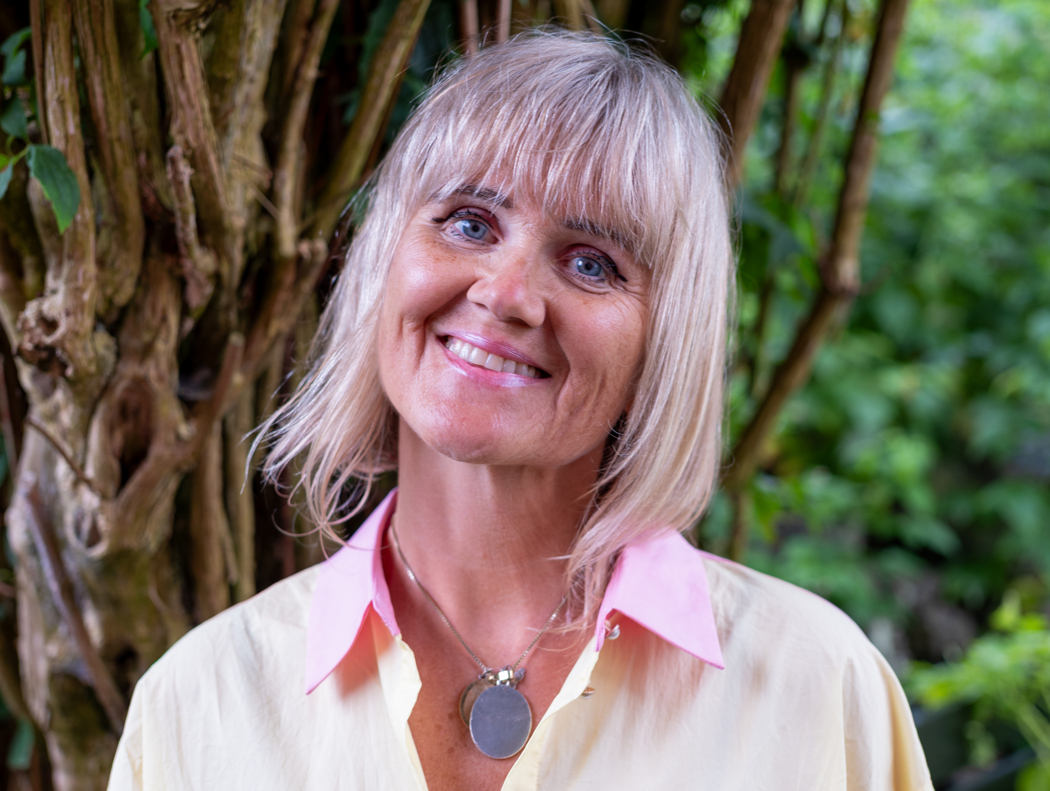 Etter at hun mistet stemmen i 40-årene, startet Kristi Furubotn å skrive. Nå, litt over 20 år senere, gir hun ut sin femte bok, «Glassmaneter». Foto: Are August Flannagan Furubotn