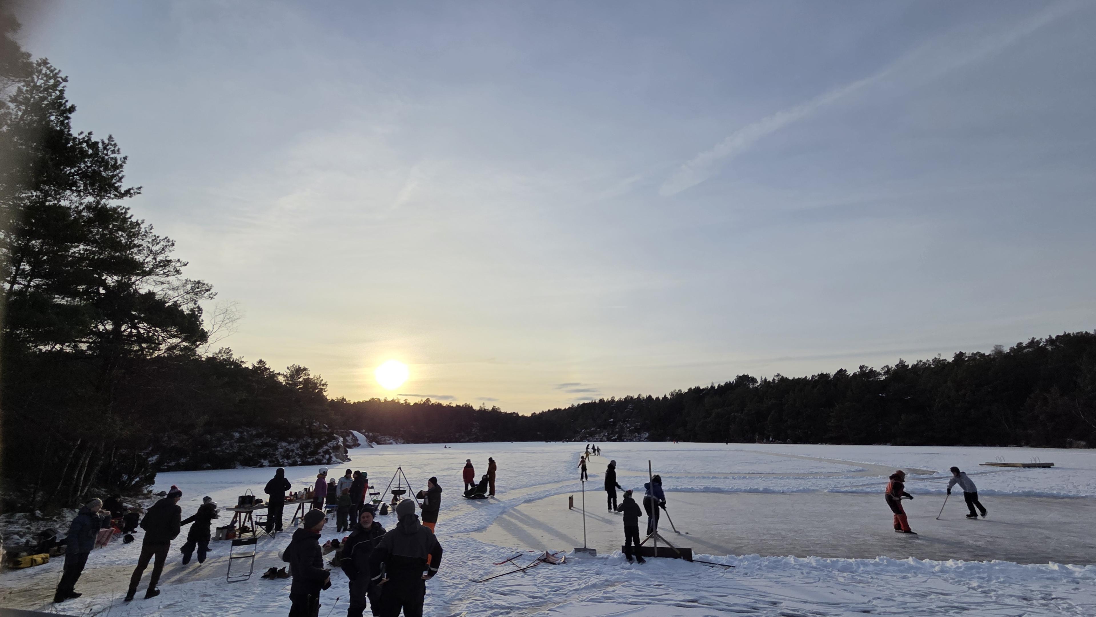 10. januar var det full aktivitet på Kvernatjørna på Kvalvåg.
Små og store koste seg i timesvis på isen med skøyting på bane, ishockeykamper, grilling av pølser, langbord med julekaker og varm kakao. Sosialt og kjekt. Foto: Inger-Synnøve Reiersen